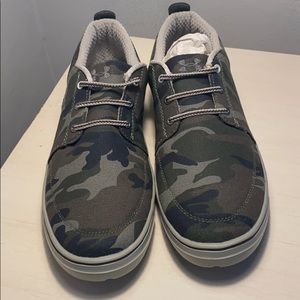 UA Men’s Sneaker- size 9